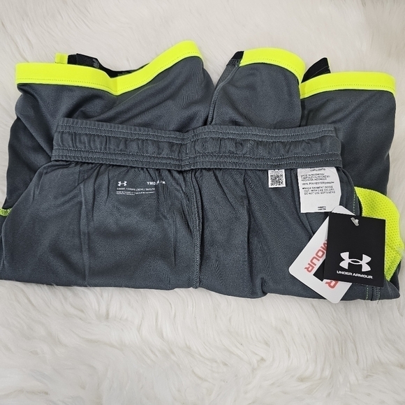 Under Armour Boy's shorts,  size medium gray/green new. - Picture 9 of 12